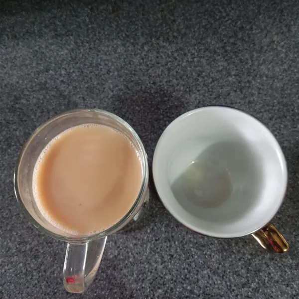 Siapkan 2 gelas, tuang teh tarik secara bergantian dengan posisi agak tinggi biar mengeluarkan busa.
Sajikan selagi hangat.