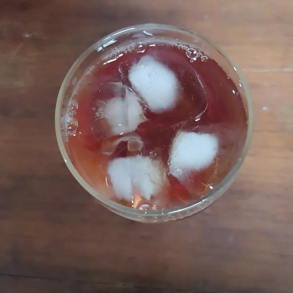 Tuang ke dalam gelas berisi es batu.