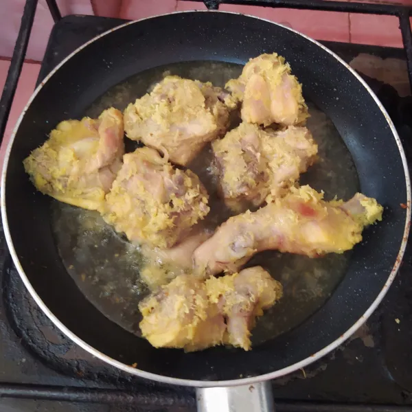 Goreng ayam hingga kecoklatan.
Sajikan ayam dengan taburan serundeng.