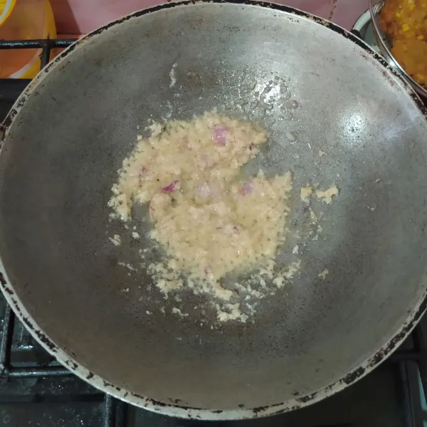 Haluskan bumbu halus, kemudian tumis hingga harum.