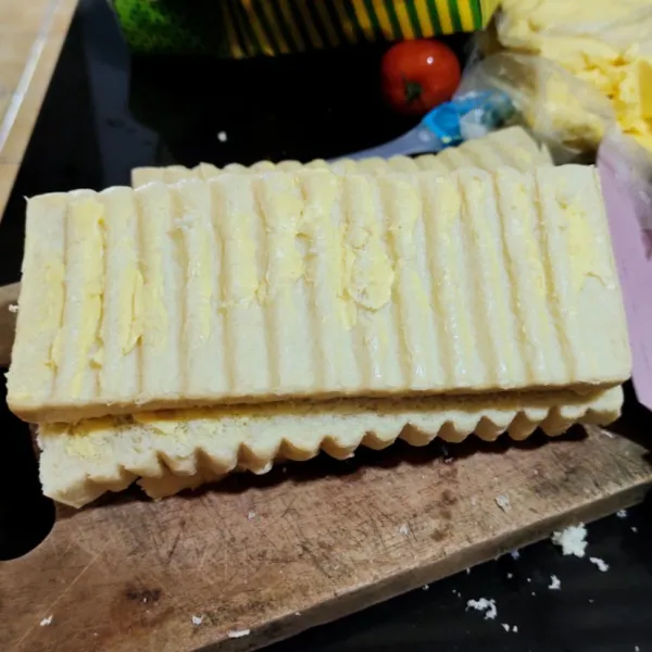 Oles roti dengan margarin hingga rata.