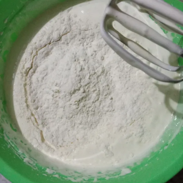 Masukkan tepung terigu, vanili, garam, susu bubuk dan baking powder double acting yang sudah diayak. 
Aduk asal rata.
