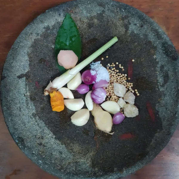 Haluskan bumbu halus, siapkan serai yang digeprek dan daun salam.