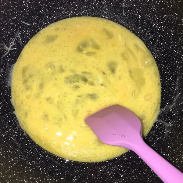 Buat telur orak-arik, lalu sisihkan.