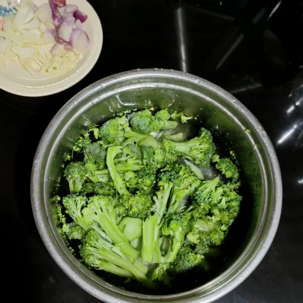 Rendam brokoli selama 3 menit dalam air yang sudah dicampur dengan garam kemudian bilas dengan air mengalir hingga bersih.