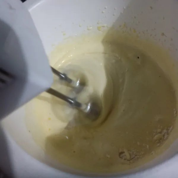 Masukkan tepung terigu (ayak terlebih dahulu) kemudian masukkan susu cair, turunkan speed mixer sampai tercampur rata.
Masukkan minyak, metode aduk balik dengan spatula (supaya tidak over mixer) aduk hingga tercampur dan pastikan tercampur rata.