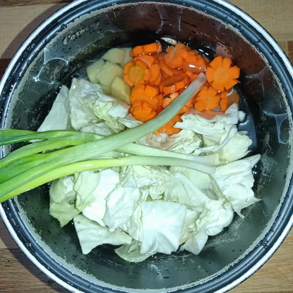 Potong-potong sayuran dan cuci bersih.