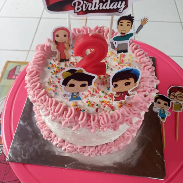 Oles semua bagian dengan butter cream dan hias sesuai selera.