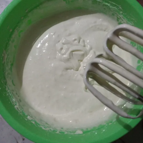Kocok telur, sp dan gula dengan kecepatan tinggi hingga putih kental berjejak.