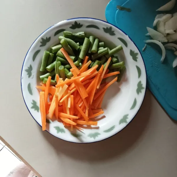 Cuci sayuran kemudain potong - potong
