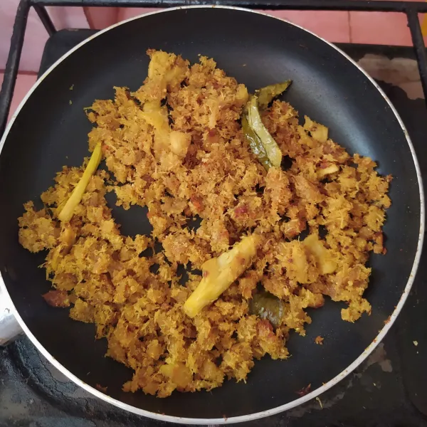 Sangrai kelapa hingga kering.
Angkat dan sisihkan.