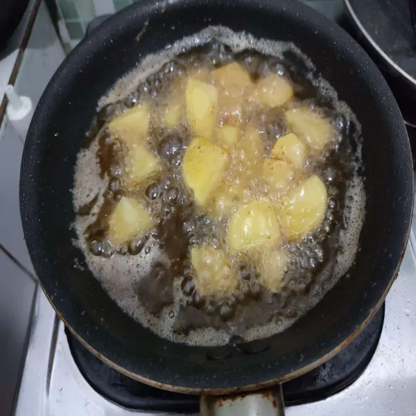 Panaskan minyak goreng, lalu goreng kentang hingga golden brown, angkat kemudian tiriskan minyaknya.
