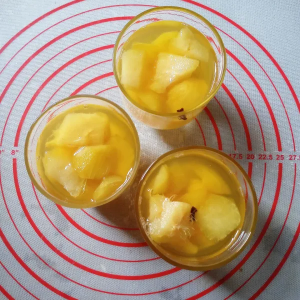 Setelah dingin tuang ke gelas-gelas saji. Sajikan dengan tambahan es batu.