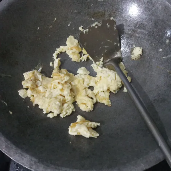 Tuang telur di wajan dan buat orak-arik. 
Sisihkan.