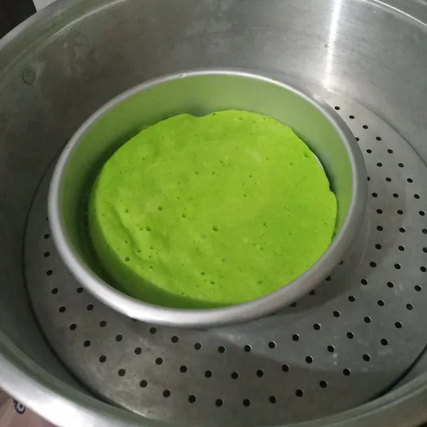 Siapkan loyang yang sudah dialasi baking paper dan diolesi margarin tipis-tipis. 
Tuang satu bagian adonan. 
Kukus selama 7 menit.