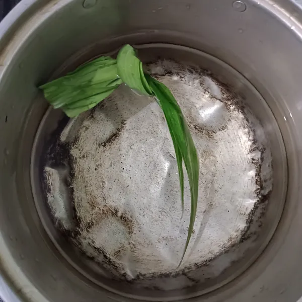 Didihkan air dan daun pandan.
