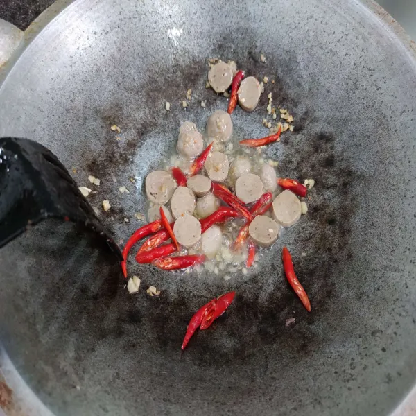 Kemudian masukkan cabe dan bakso, tumis sebentar hingga cabe layu.