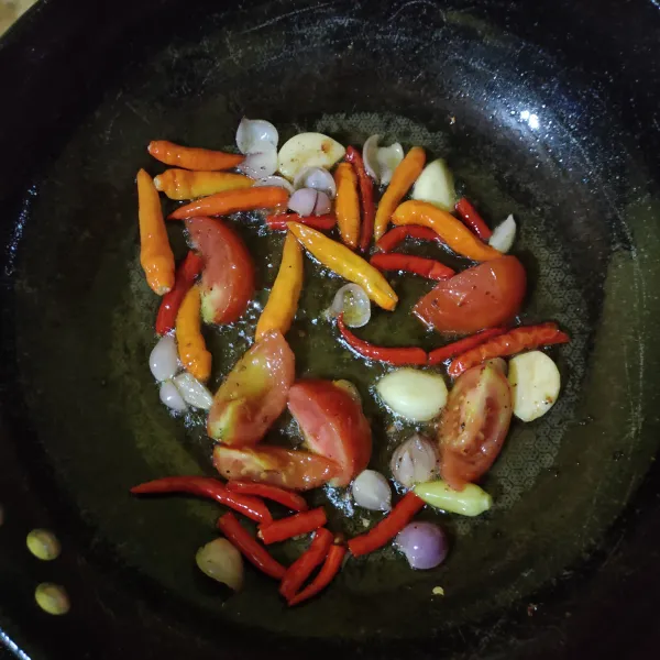 Goreng cabe, bawang merah, bawang putih dan tomat selama 3 menit atau hingga matang.