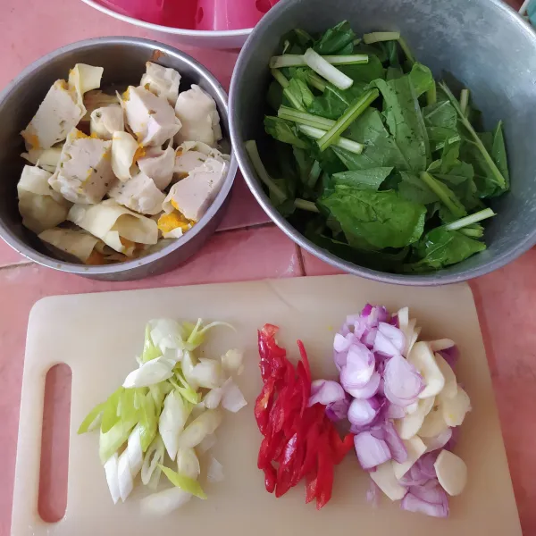 Potong-potong siomay dan sawi, lalu siapkan juga bumbu rajangnya.
