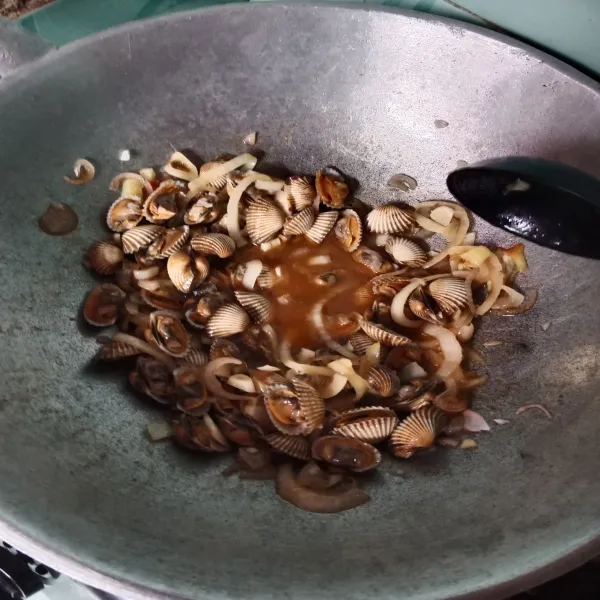 Masukkan kerang, masak selama 20 menit saja agar kerang tidak alot. 
Tes rasa, matikan api.
Angkat dan sajikan.