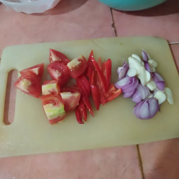 Iris bawang merah, bawang putih, tomat dan cabe merah.