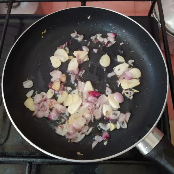 Tumis bawang merah dan bawang putih hingga harum.