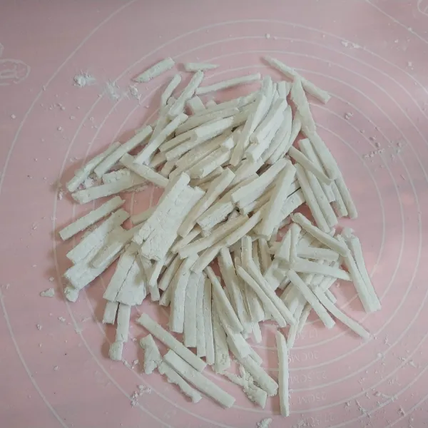 Selanjutnya potong-potong adonan.