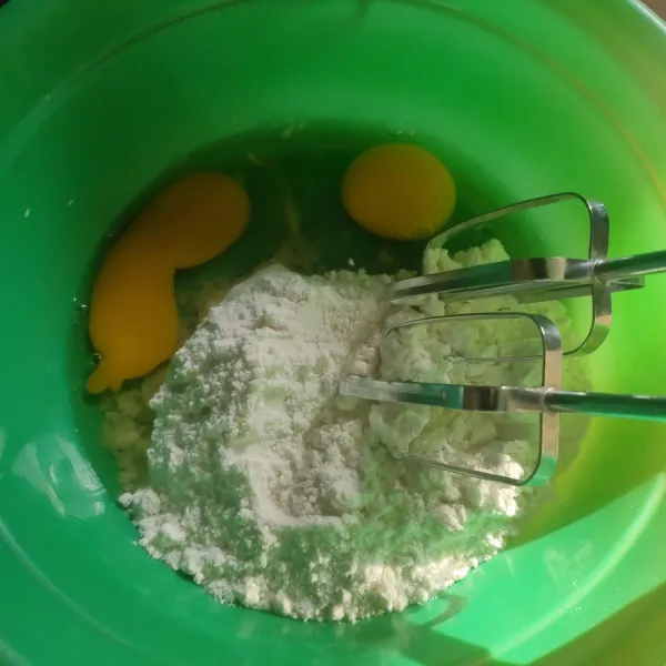 Campur gula pasir yang sudah di blender dan telur jadi satu.