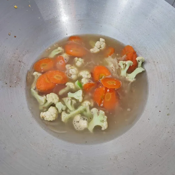 Setelah wortel empuk, masukkan sayur kol dan sisa air. Masak sampai sayur kol empuk.