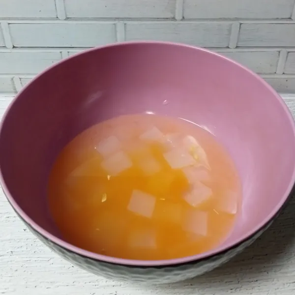 Campur air jeruk, nata de coco dan air matang.