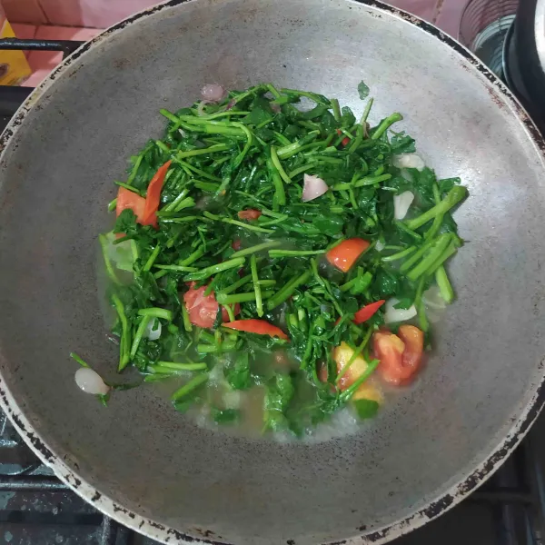 Tuang air, setelah mendidih masukkan selada air. Bumbui garam, lada, gula dan kaldu bubuk. 
Angkat dan pindahkan ke piring saji.