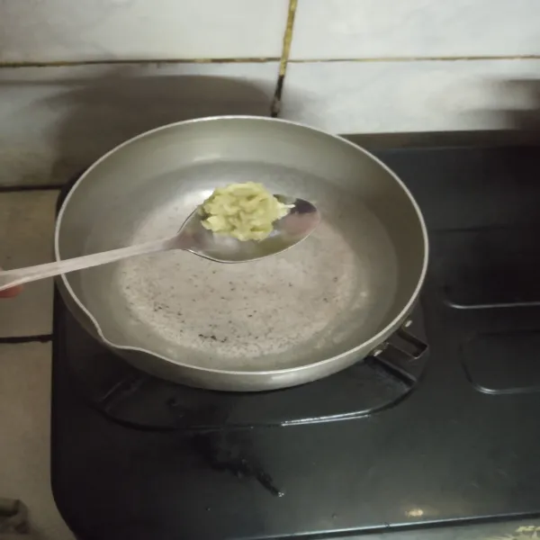 Rebus air kemudian masukan bawang putih halus.