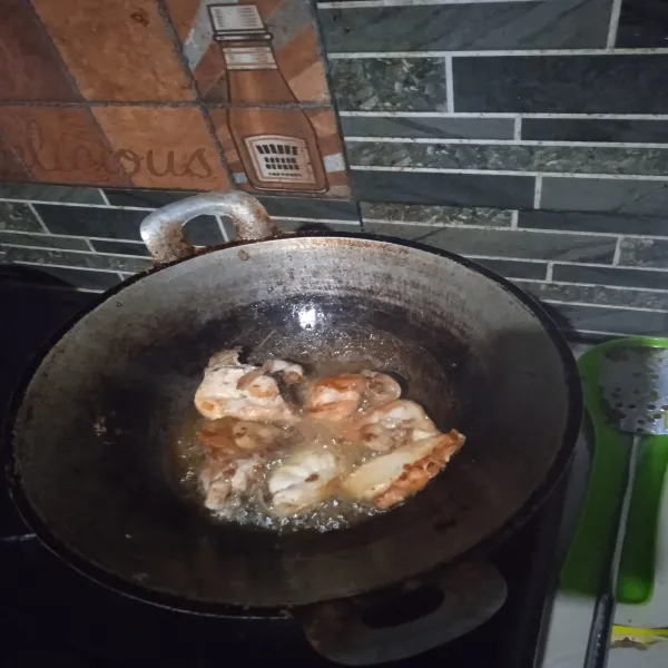 Cuci bersih ayam kemudian goreng