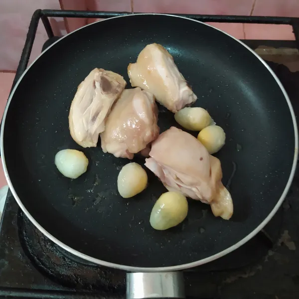 Goreng ayam dengan sedikit minyak di atas pan anti lengket. 
Taburi garam dan lada bubuk. 
Goreng juga telur puyuh rebusnya.