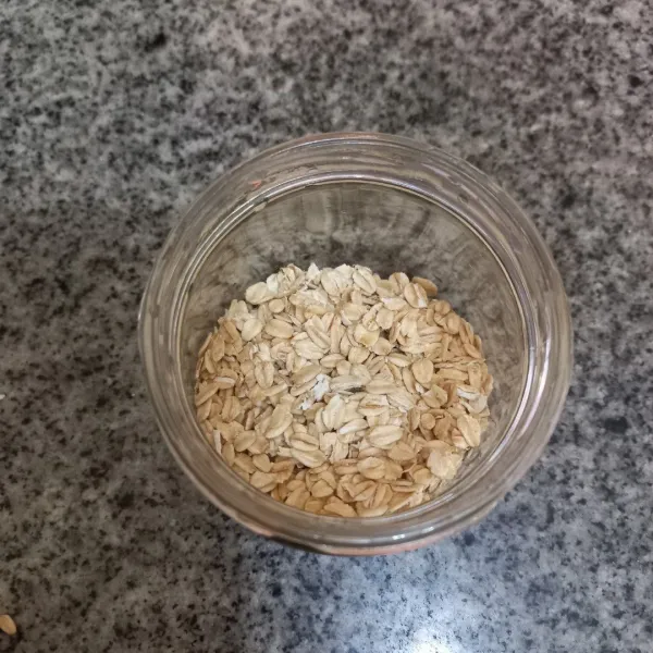 Siapkan jar, tuang rolled oats ke dalamnya