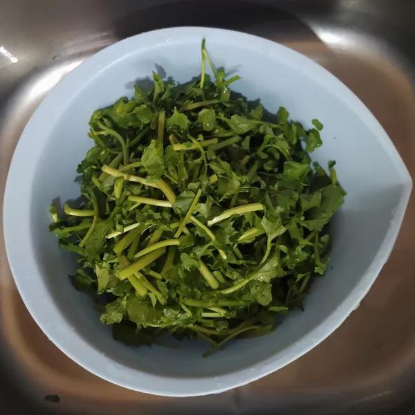 Petik daun slada air, cuci bersih.