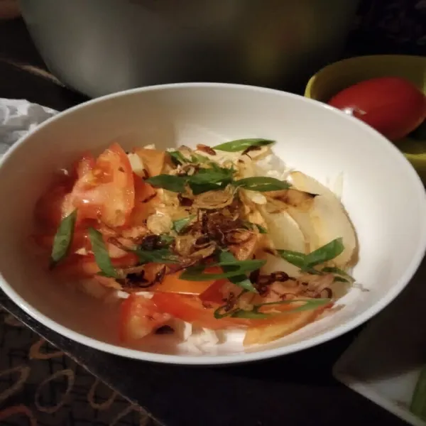 Dalam mangkuk, masukkan bihun, kol, kentang goreng, tomat dan daun bawang.