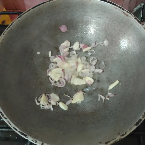 Tumis bawang merah dan bawang putih hingga harum.