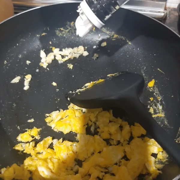 Sisihkan telur orek pada satu sisi wajan lalu tambah minyak dan tumis bawang putih hingga harum