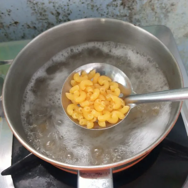 Rebus macaroni sampai matang. Angkat dan tiriskan.