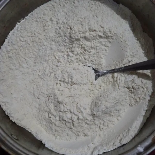Campurkan tepung terigu, tepung beras, garam, kaldu bubuk, lada bubuk dan baking powder. 
Aduk rata.