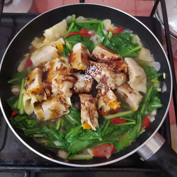 Masukkan siomay, gula, garam, lada dan kecap manis.
Beri air dan masak hingga bumbu meresap.
Masukkan daun bawang, angkat dan sajikan.