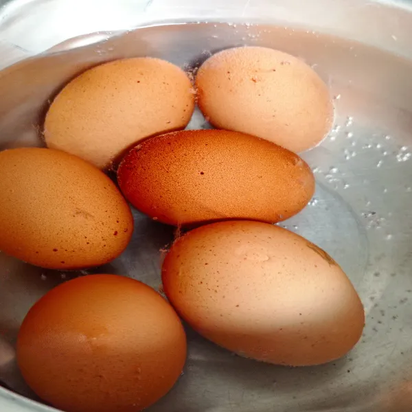 Masak air secukupnya, tambahkan 1sdm cuka masak, hingga mendidih, lalu masukkan telur. Masak selama 6-7 menit jika suka kuning telur agak creamy, atau masak selama 10 menit jika suka matang