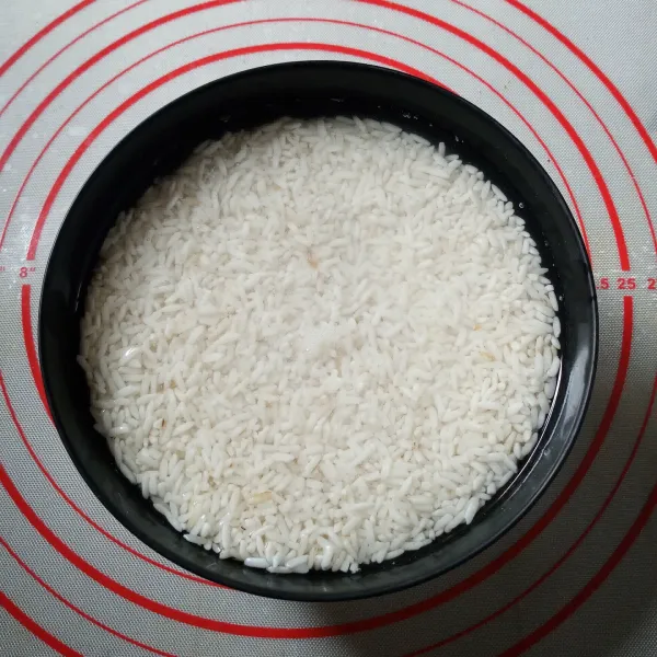Cuci dan rendam beras dan ketan putih selama 1 jam.