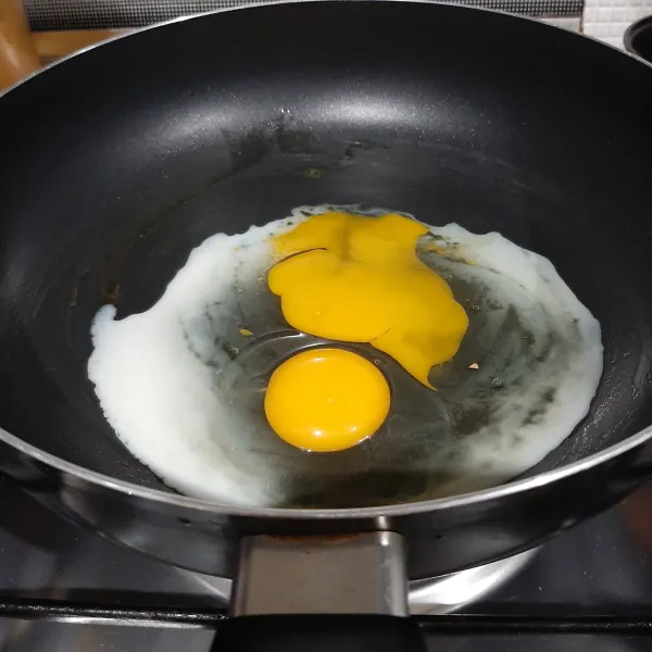 Ceplok telur di wajan anti lengket sekaligus, lalu orek