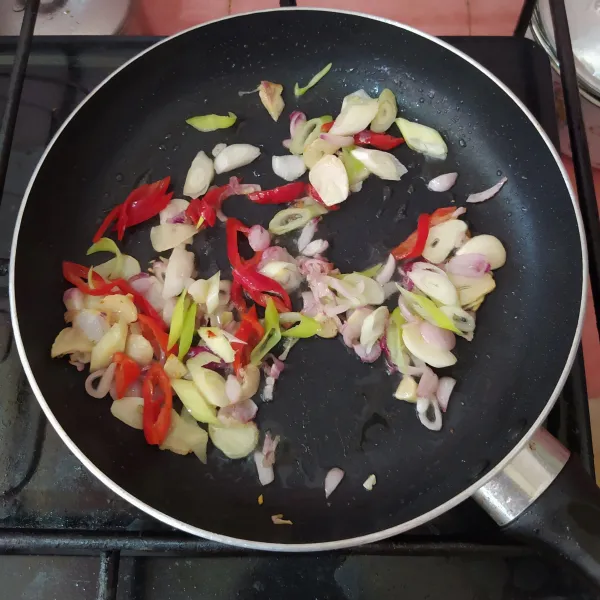 Masukkan cabe merah.