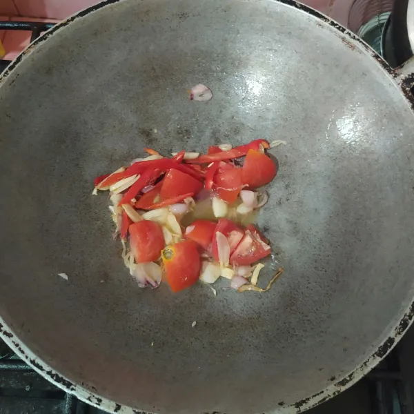 Masukkan tomat dan cabe merah.