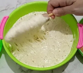 Balut tusukan sosis dan mozarella dengan adonan.