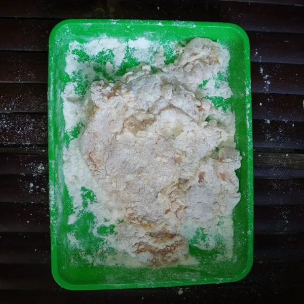 Baluri ayam dengan tepung pelapis hingga rata, lakukan hingga bahan habis.
