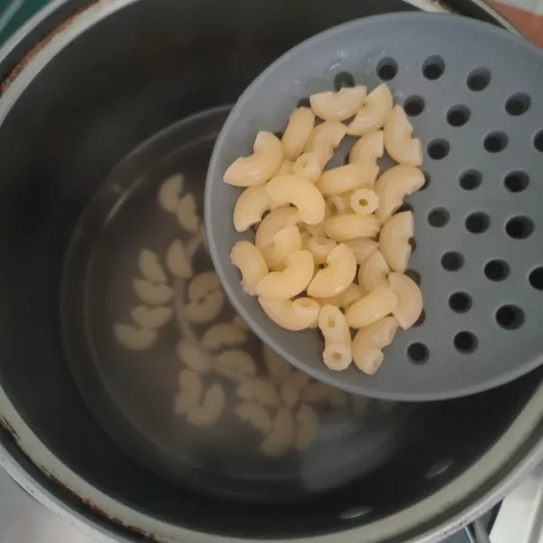 Rebus macaroni hingga al dente, tiriskan.